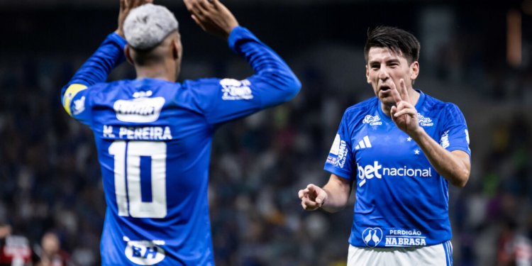 Cruzeiro vira sobre o Flamengo no Mineirão e breca ascensão rubro-negra no Brasileirão