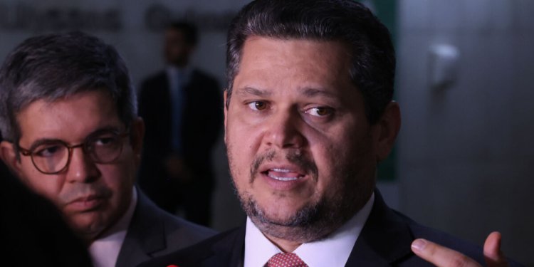 Davi Alcolumbre encaminha PEC que busca extinguir a escala de trabalho 6x1 para a CCJ do Senado