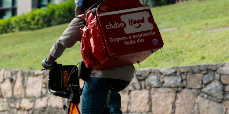 Desigualdades estruturais definem a entrada e a permanência de jovens no mercado de trabalho