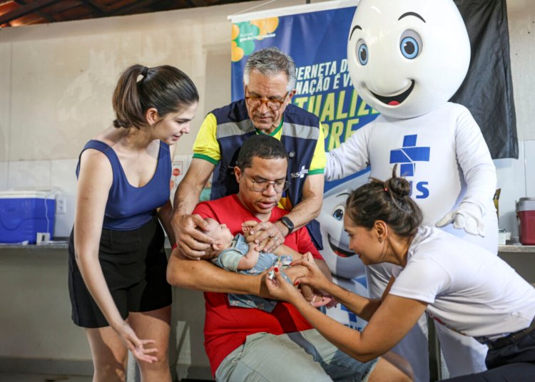 Dia D de multivacinação mobiliza o país para atualizar cadernetas e barrar o sarampo