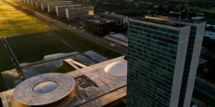 Entenda as responsabilidades de senadores e deputados antes das eleições de 2026
