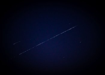 Expansão de megaconstelações de satélites ameaça a observação do cosmos a partir da Terra