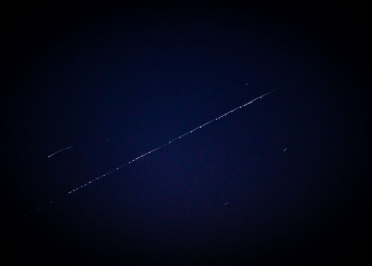 Expansão de megaconstelações de satélites ameaça a observação do cosmos a partir da Terra