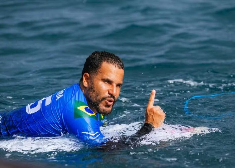 Ítalo Ferreira avança às semifinais em Teahupo’o após superar Ethan Ewing nas quartas