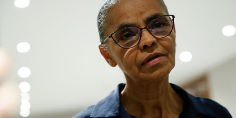 Marina Silva é alvo de intimidação durante caminhada de campanha no centro de São Paulo