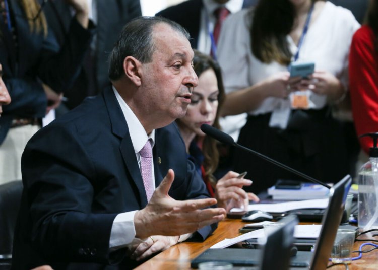 Omar Aziz apresenta parecer favorável ao fim da escala 6x1 na CCJ do Senado