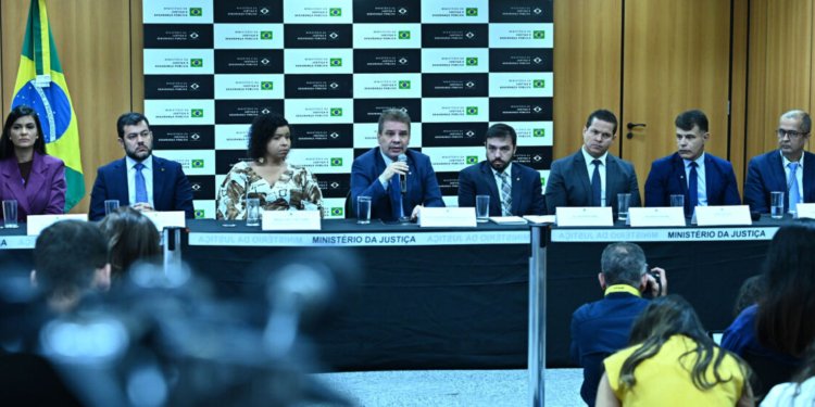 Operação Lívia desarticula organização criminosa que induzia menores ao suicídio na internet