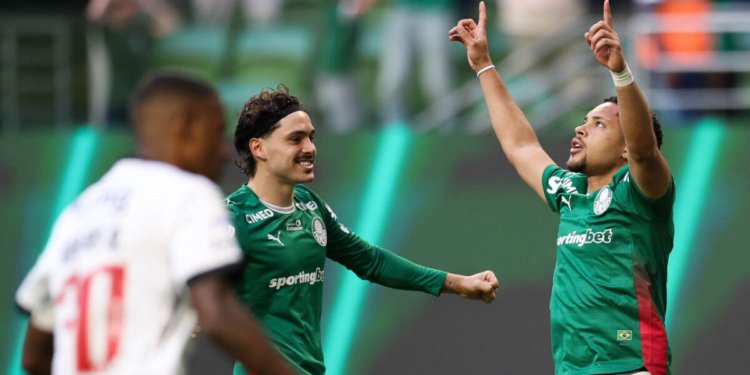Palmeiras goleia Vasco por 4 a 1 e amplia liderança no Brasileirão