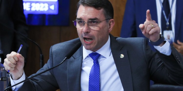 Partido Missão pede ao TSE investigação sobre registro falso de filiação de Flávio Bolsonaro