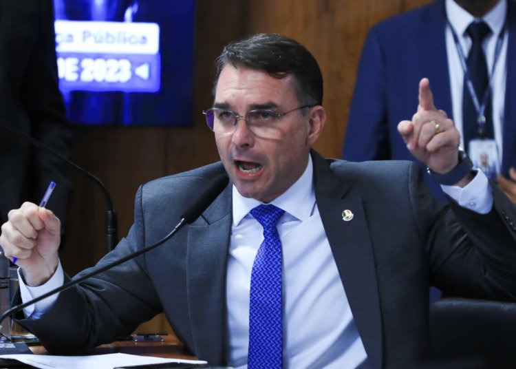 Partido Missão pede ao TSE investigação sobre registro falso de filiação de Flávio Bolsonaro