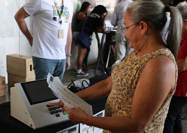 Presidenciáveis intensificam agendas e tentam conquistar votos de 144 milhões de eleitores