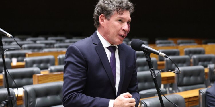 Reginaldo Lopes comandará comissão da MP que extingue a taxa das blusinhas