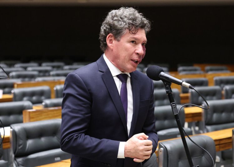 Reginaldo Lopes comandará comissão da MP que extingue a taxa das blusinhas