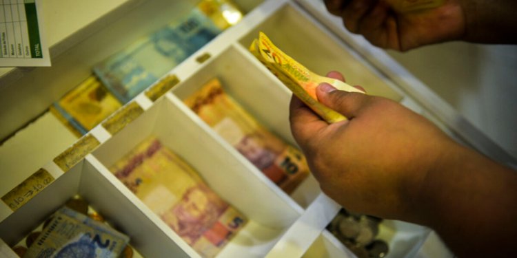 Trabalhadores nascidos em novembro e dezembro recebem última parcela do abono salarial de 2026