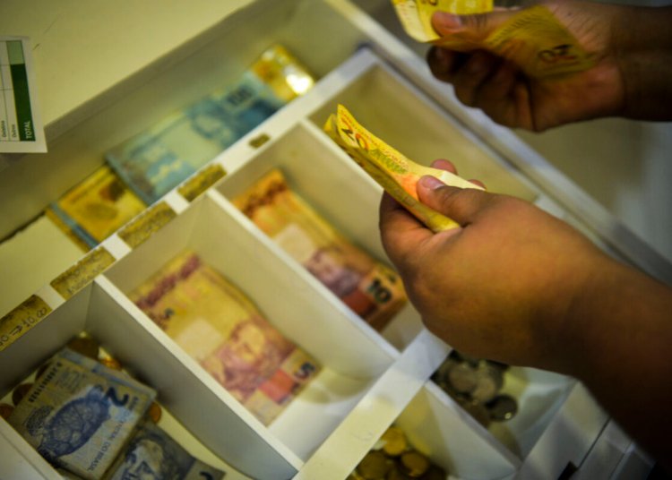 Trabalhadores nascidos em novembro e dezembro recebem última parcela do abono salarial de 2026
