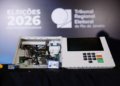TRE-RJ desmonta urna eletrônica em evento para reforçar transparência do sistema eleitoral