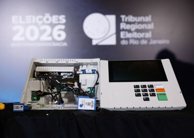 TRE-RJ desmonta urna eletrônica em evento para reforçar transparência do sistema eleitoral