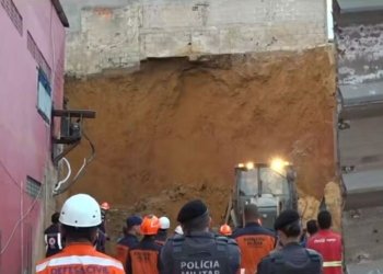 três pessoas morrem soterradas durante obre de muro em cariacica, espírito santo — foto reprodução tv gazeta