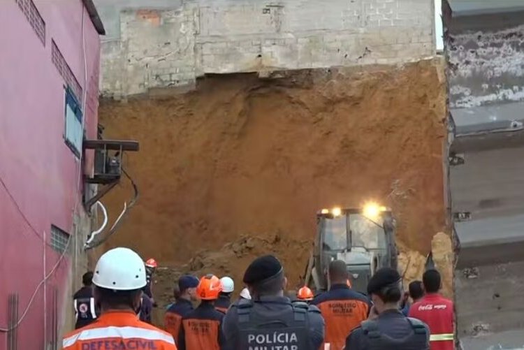 três pessoas morrem soterradas durante obre de muro em cariacica, espírito santo — foto reprodução tv gazeta