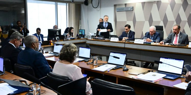 CCJ do Senado aprova proposta que extingue escala de trabalho 6x1 no Brasil