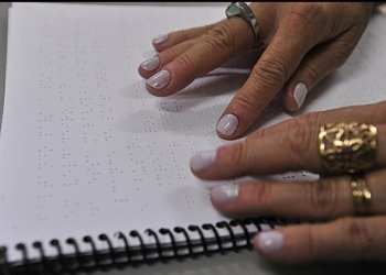 Centros de reabilitação visual e tecnologia avançada buscam ampliar autonomia no Brasil