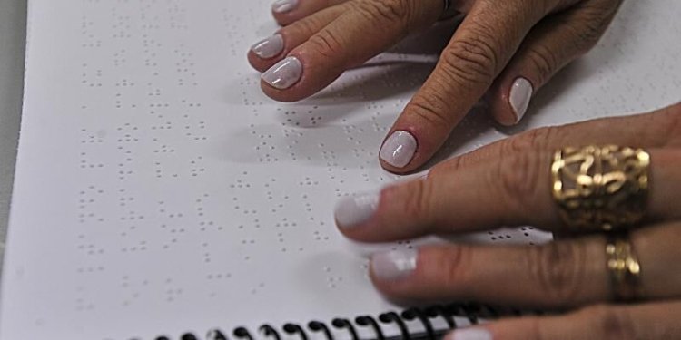 Centros de reabilitação visual e tecnologia avançada buscam ampliar autonomia no Brasil