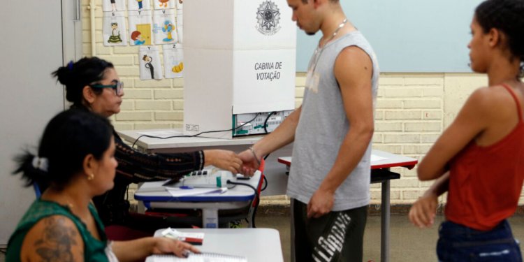 Eleitores com voto facultativo revelam os motivos para manter a participação nas urnas