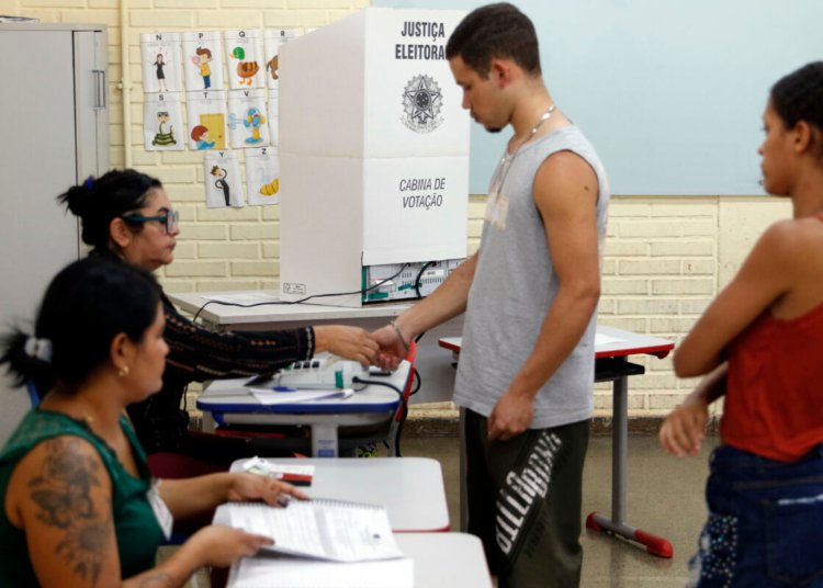 Eleitores com voto facultativo revelam os motivos para manter a participação nas urnas
