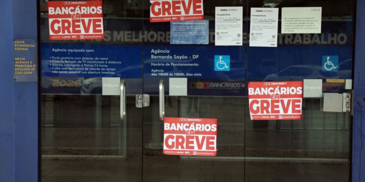 Empregados da Caixa mantêm greve nacional após rejeição de proposta sobre plano de saúde