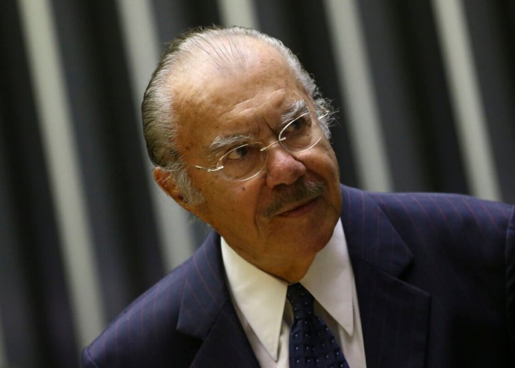 Ex-presidente José Sarney permanece internado em hospital paulista