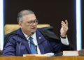 Flávio Dino paralisa julgamento no STF após embate entre ministros