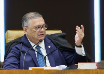 Flávio Dino paralisa julgamento no STF após embate entre ministros