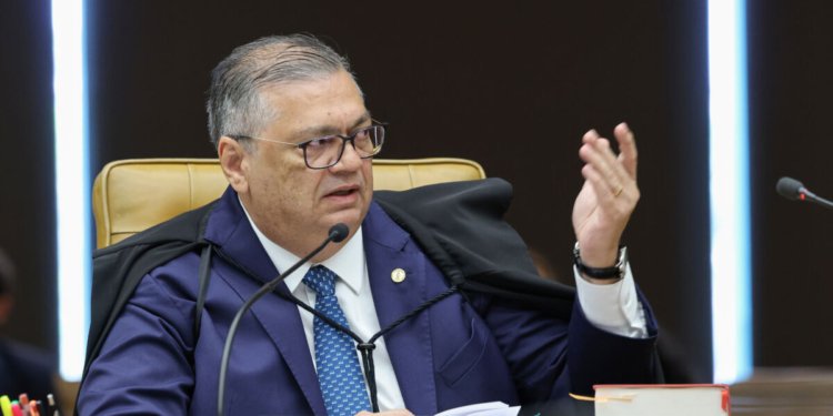 Flávio Dino paralisa julgamento no STF após embate entre ministros