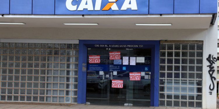 Funcionários da Caixa param atividades nacionais e prejudicam o atendimento a 150 milhões
