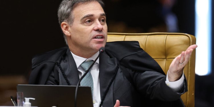 Gilmar acusa Mendonça de manobra eleitoral no caso Master durante sessão no STF