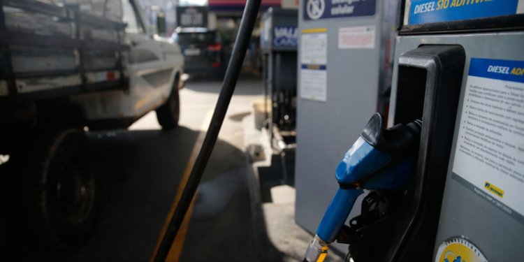 Governo federal amplia subsídios a combustíveis para conter impacto da alta do petróleo
