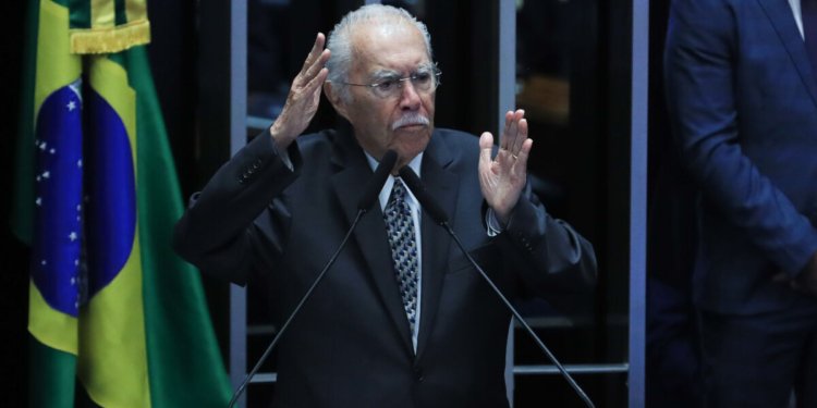 José Sarney é internado em São Luís após diagnóstico de pneumonia aos 96 anos