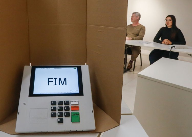 Justiça Eleitoral endurece regras de acesso à cabine de votação por causa de novas tecnologias