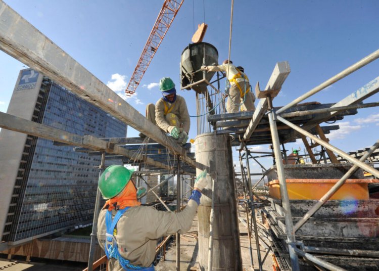 Mercado de trabalho formal abre 165,8 mil novas vagas em agosto