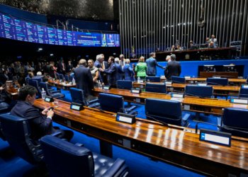 Omar Aziz articula rito especial no Senado para acelerar a votação da PEC da escala 6x1