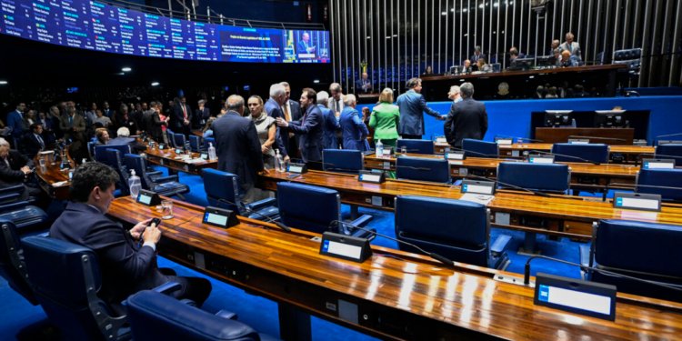 Omar Aziz articula rito especial no Senado para acelerar a votação da PEC da escala 6x1