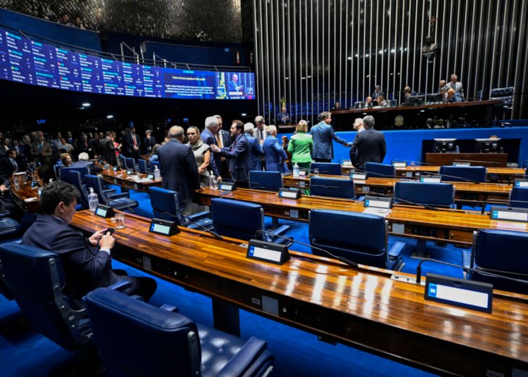 Omar Aziz articula rito especial no Senado para acelerar a votação da PEC da escala 6x1