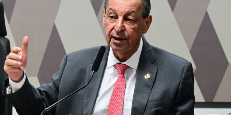 Omar Aziz rejeita emendas à PEC que elimina jornada 6x1 no Senado