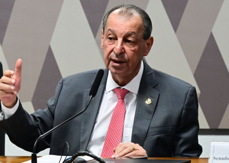 Omar Aziz rejeita emendas à PEC que elimina jornada 6x1 no Senado
