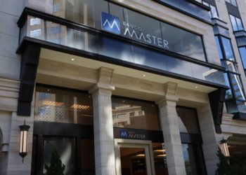 PF aponta pagamento de R$ 500 mil mensais de ex-banqueiro a ex-chefe do Banco Central
