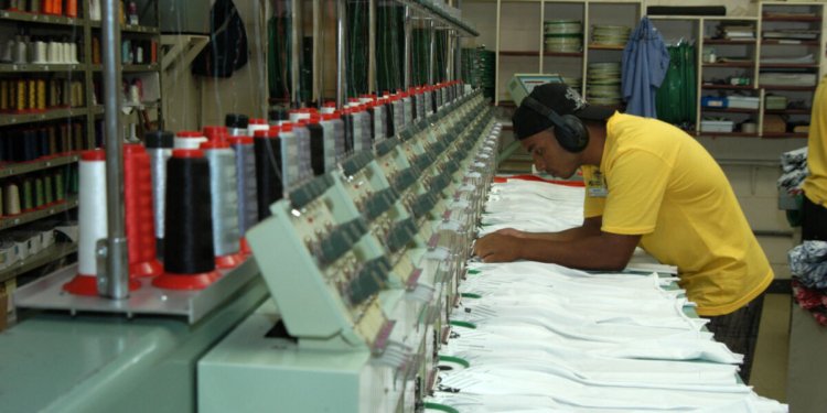 PIB brasileiro registra segunda queda mensal consecutiva em julho com retração de 0,4%