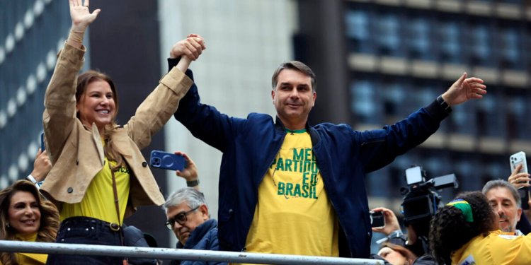 Plano de governo de Flávio Bolsonaro foca em redução do Estado e endurecimento penal