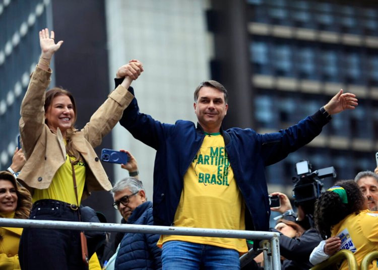 Plano de governo de Flávio Bolsonaro foca em redução do Estado e endurecimento penal