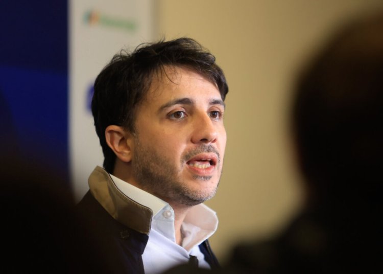 Renan Santos propõe reformas fiscais com corte de gastos na educação e saúde