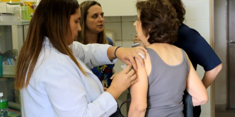 SUS disponibiliza vacina Pneumo 20 para idosos com 85 anos ou mais